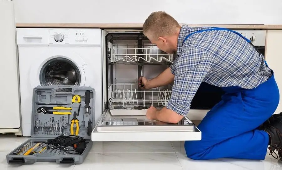 Gebze Liebherr servisi teknisyen ekibi beyaz eşya tamiri yaparken